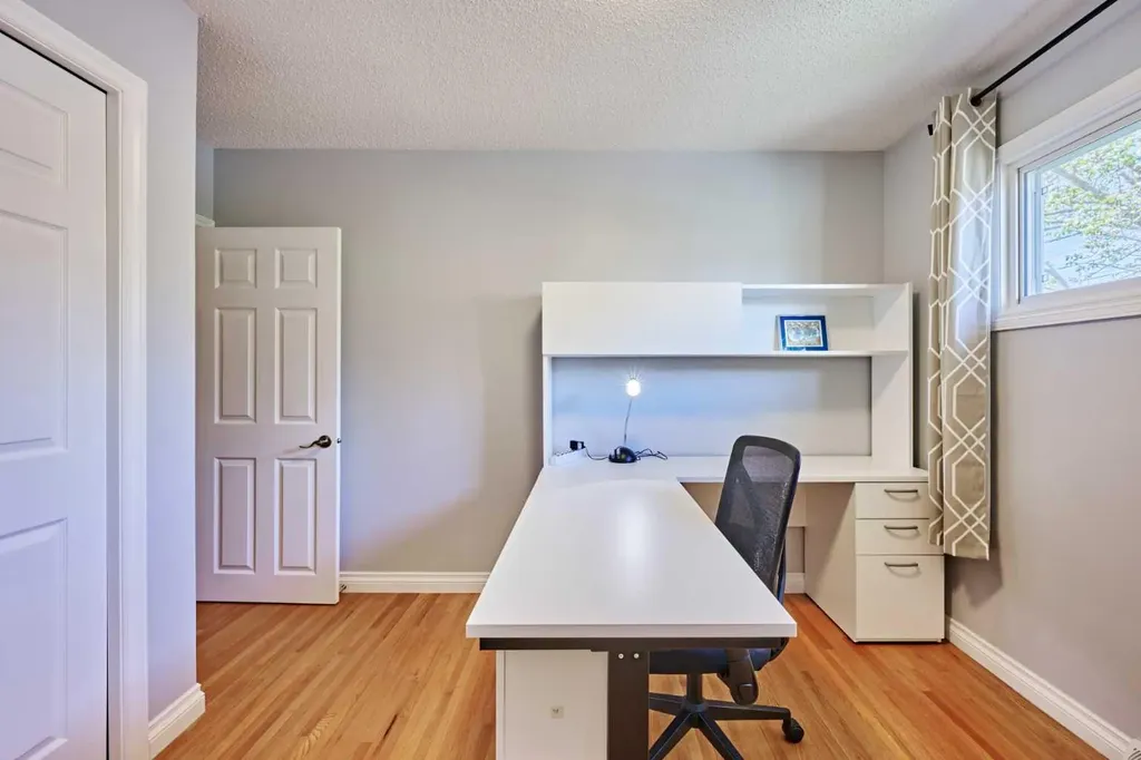 812A 69 Avenue SW Calgary AB T2V 0P3