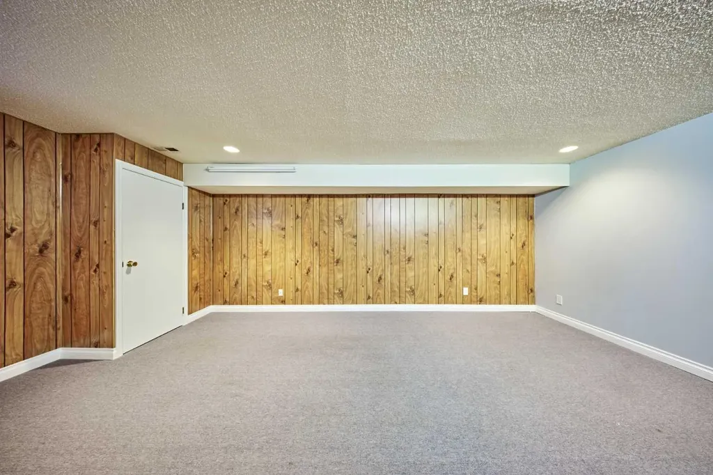 812A 69 Avenue SW Calgary AB T2V 0P3