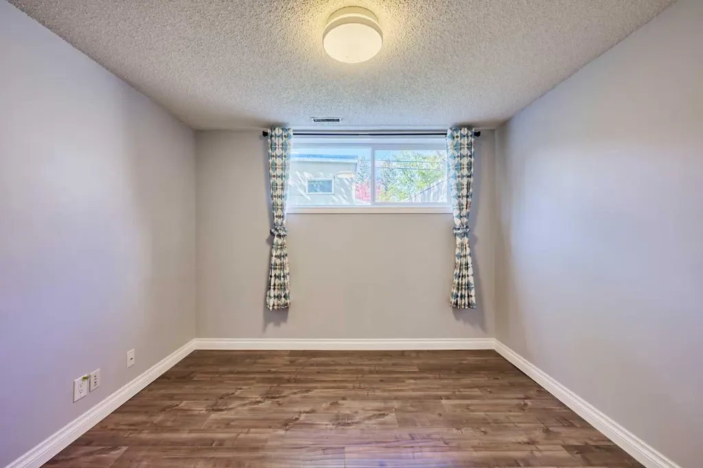 812A 69 Avenue SW Calgary AB T2V 0P3