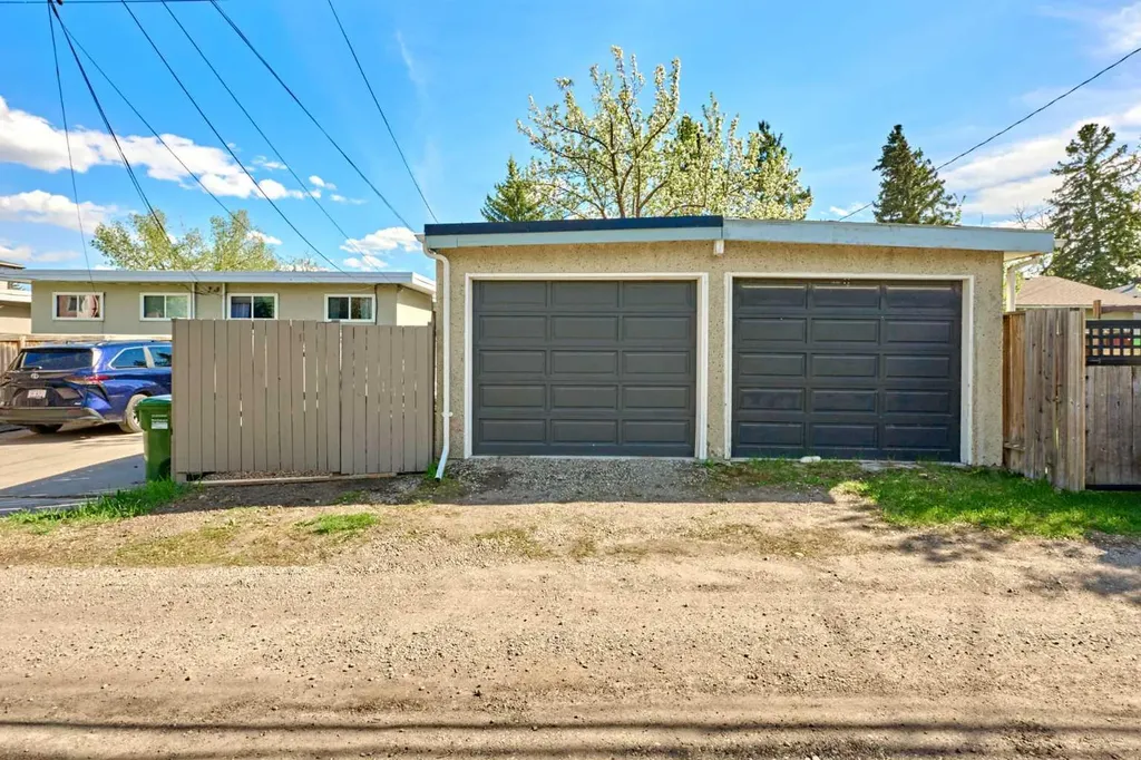 812A 69 Avenue SW Calgary AB T2V 0P3