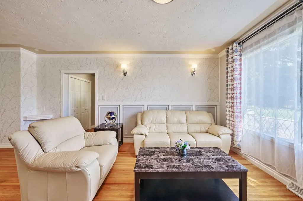 812A 69 Avenue SW Calgary AB T2V 0P3
