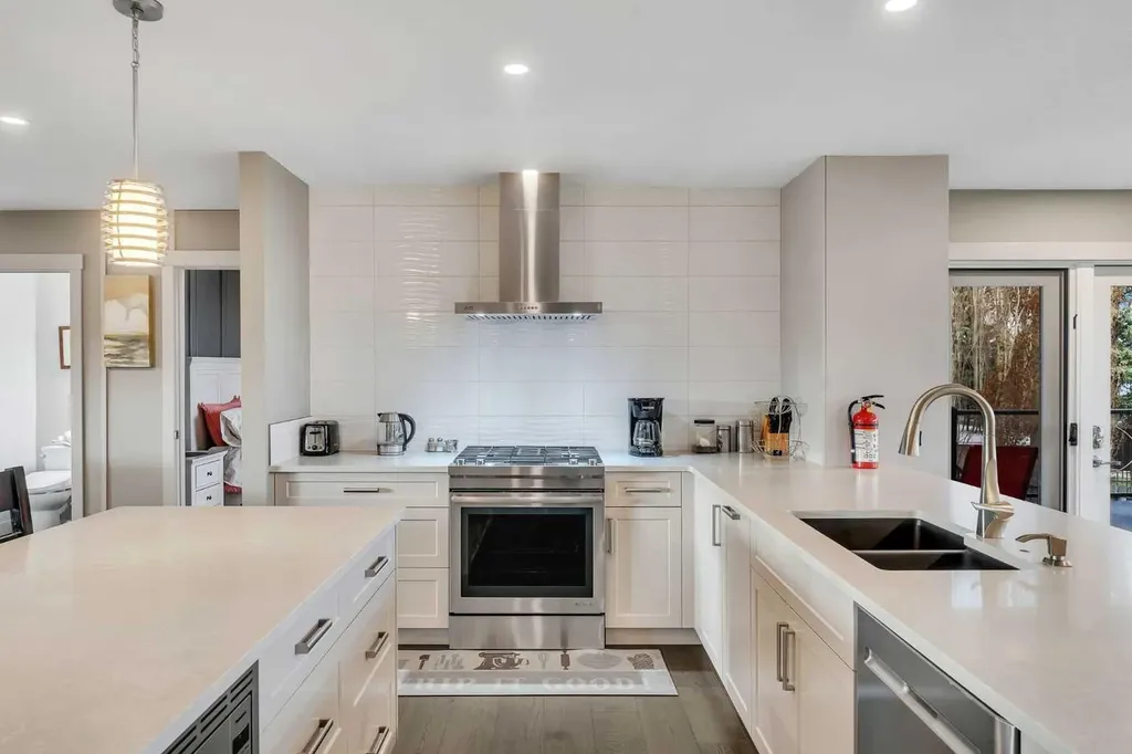 760 West Chestermere Drive Chestermere AB T1X 1B5