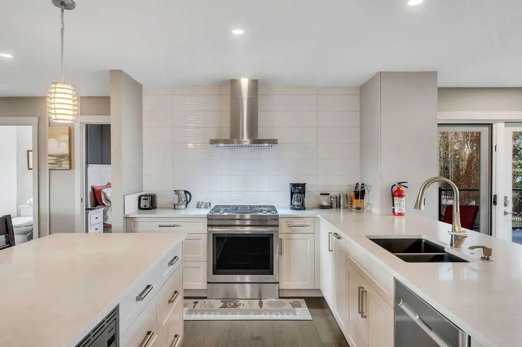 760 West Chestermere Drive Chestermere AB T1X 1B5