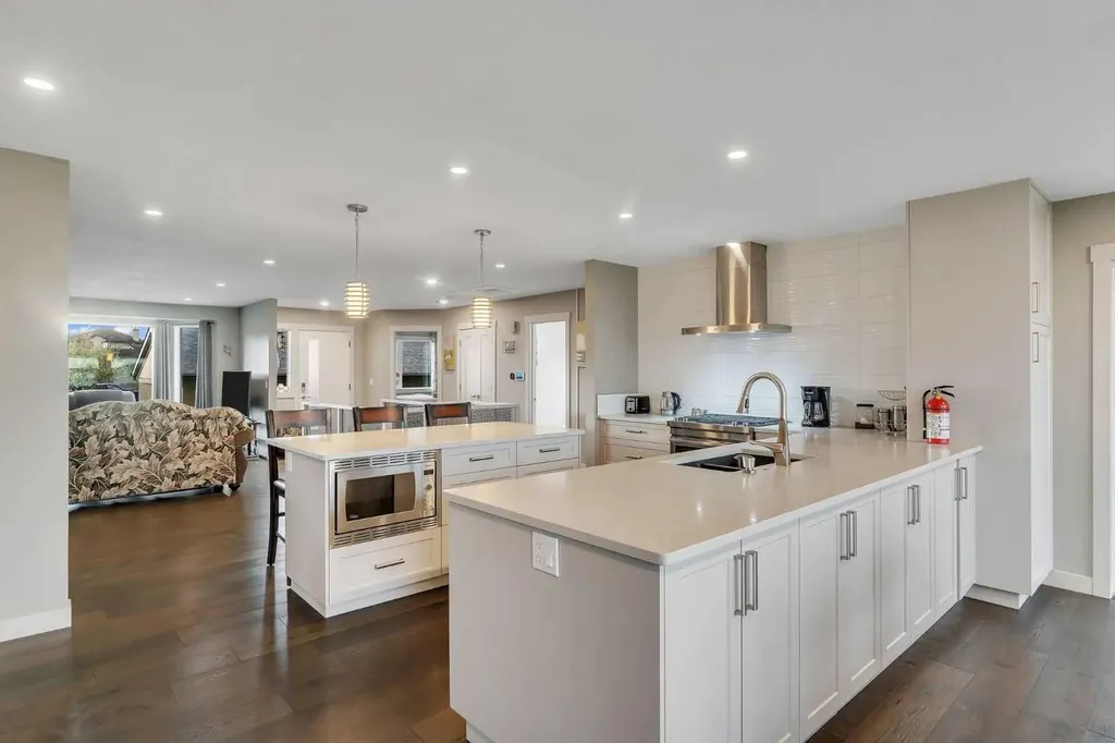 760 West Chestermere Drive Chestermere AB T1X 1B5