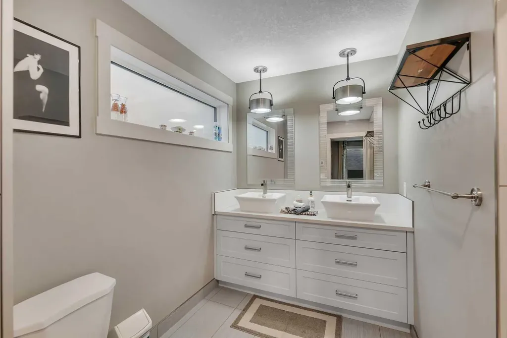 760 West Chestermere Drive Chestermere AB T1X 1B5