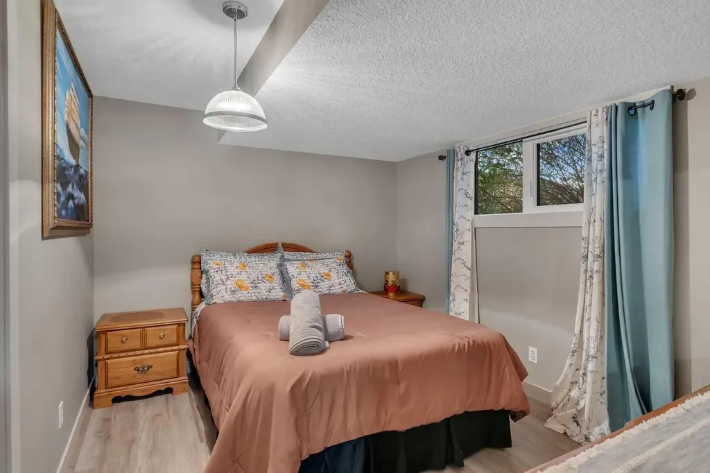 760 West Chestermere Drive Chestermere AB T1X 1B5