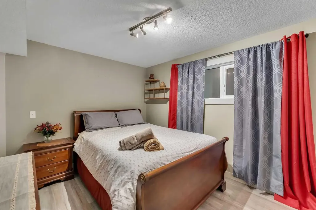760 West Chestermere Drive Chestermere AB T1X 1B5
