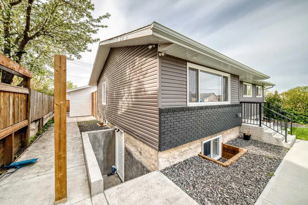 12 Rundleson Way NE Calgary AB T1Y 3N6