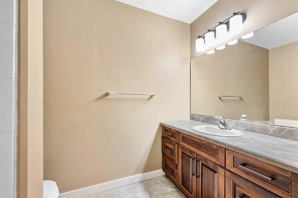 2715 73 Avenue Lloydminster AB T9V 3L7