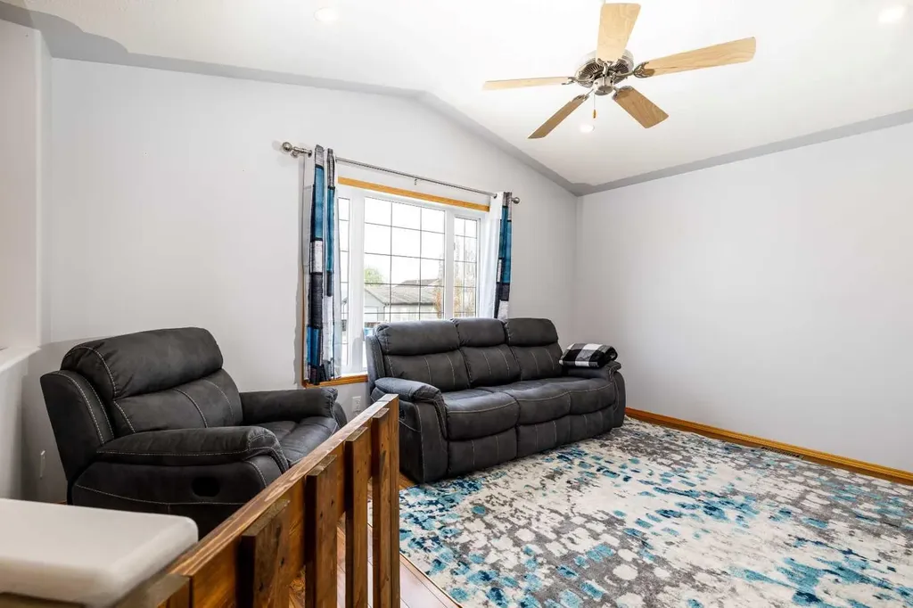 4458 54a Avenue Innisfail AB T4G1Y3