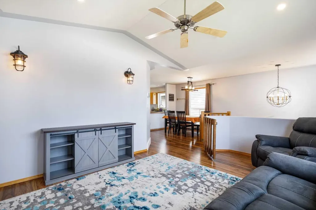 4458 54a Avenue Innisfail AB T4G1Y3