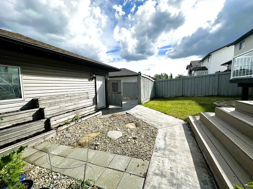 279 Pinnacle Drive Grande Prairie AB T8W2P8