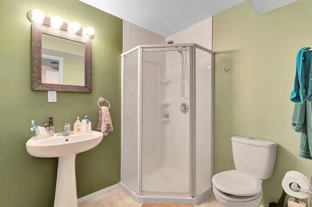 83 Luxstone Crescent SW Airdrie AB T4B 2W7
