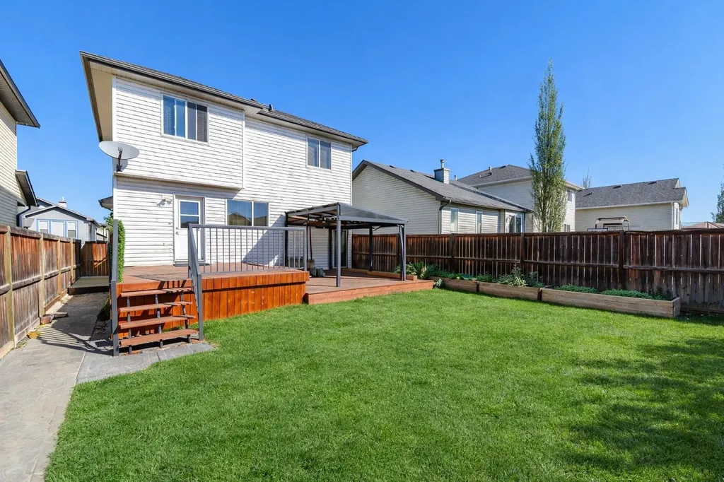 83 Luxstone Crescent SW Airdrie AB T4B 2W7