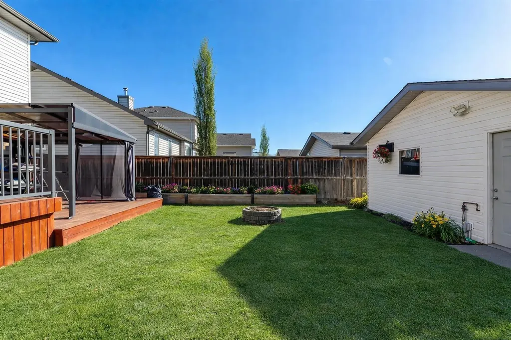 83 Luxstone Crescent SW Airdrie AB T4B 2W7