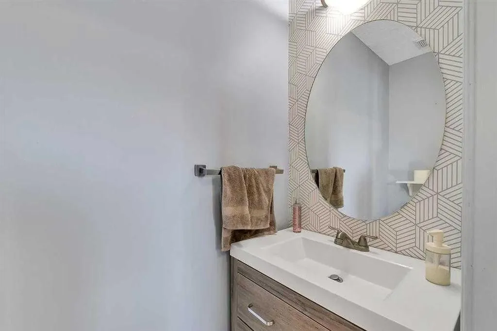 83 Luxstone Crescent SW Airdrie AB T4B 2W7