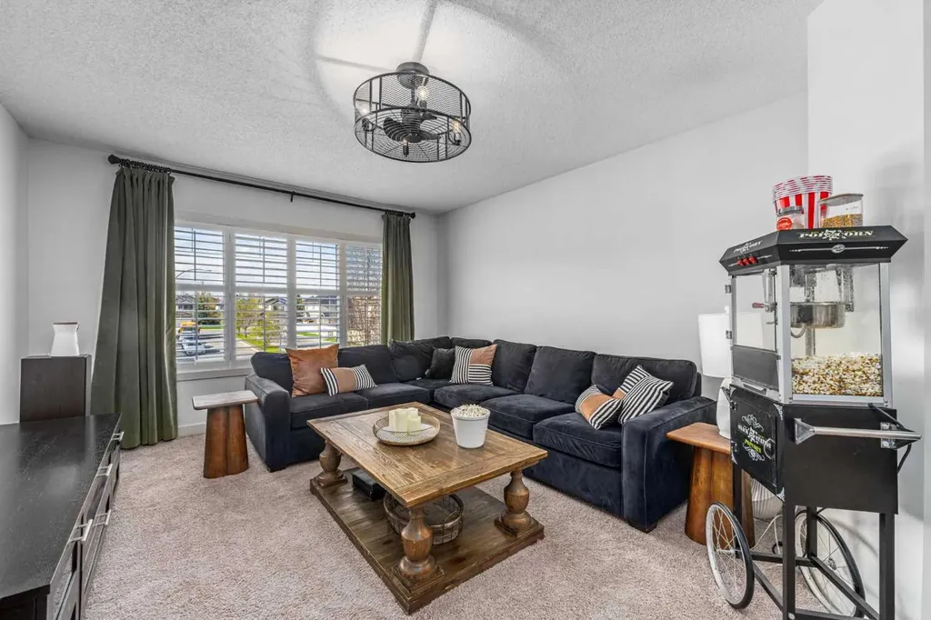 77 Everbrook Drive SW Calgary AB T2Y 0A4