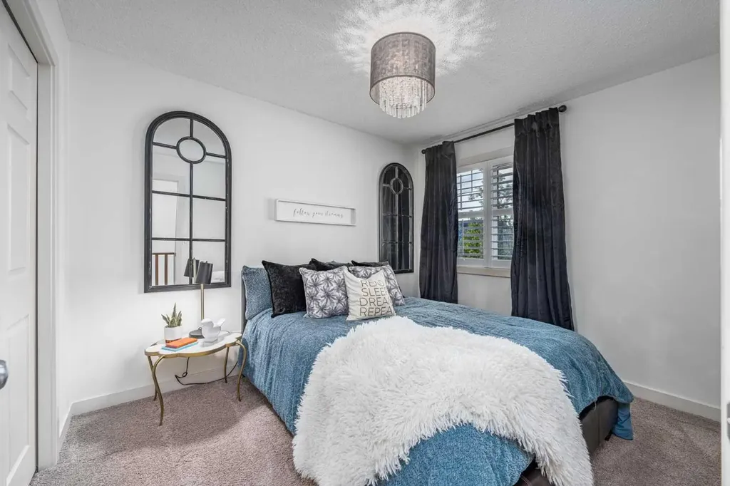 77 Everbrook Drive SW Calgary AB T2Y 0A4