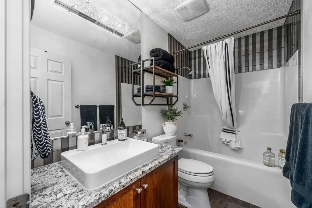 77 Everbrook Drive SW Calgary AB T2Y 0A4