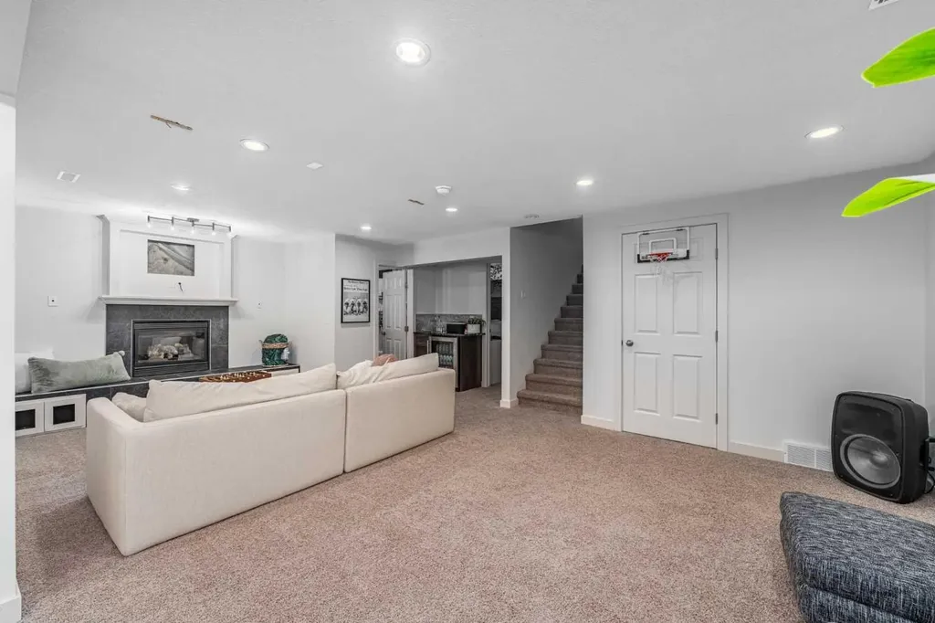 77 Everbrook Drive SW Calgary AB T2Y 0A4