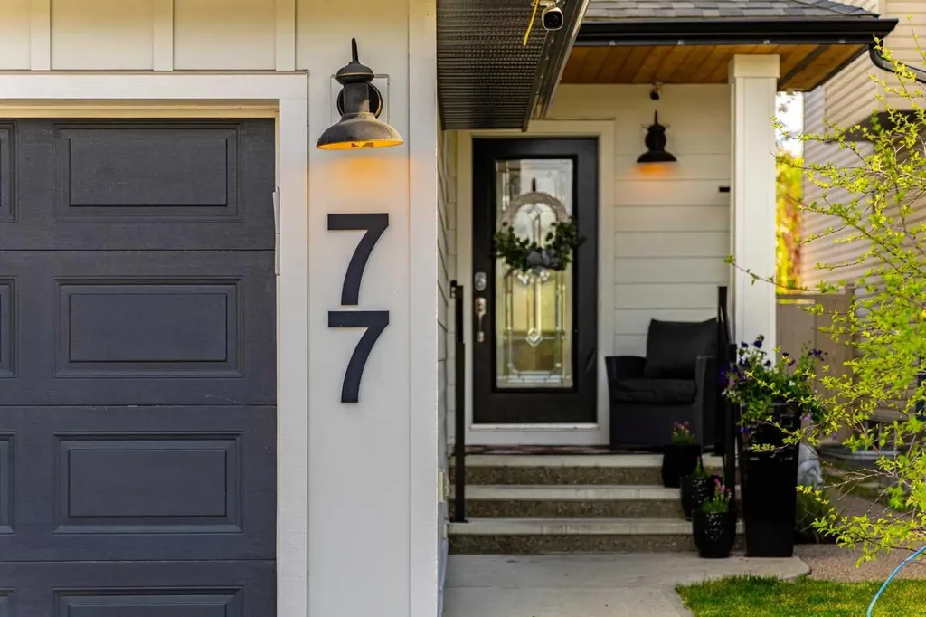 77 Everbrook Drive SW Calgary AB T2Y 0A4