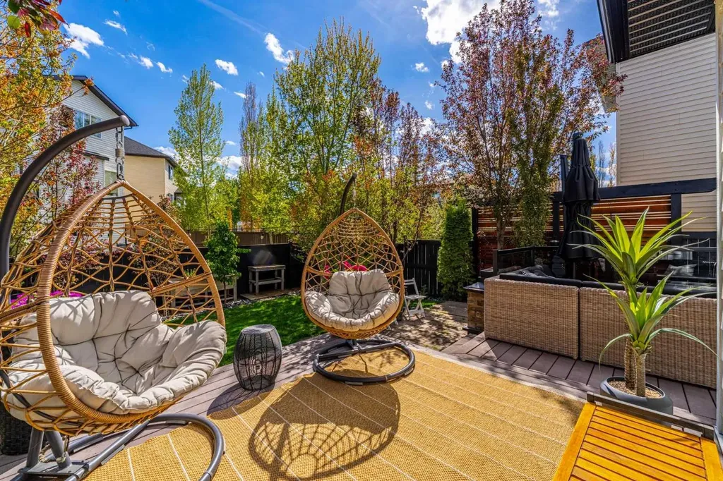 77 Everbrook Drive SW Calgary AB T2Y 0A4