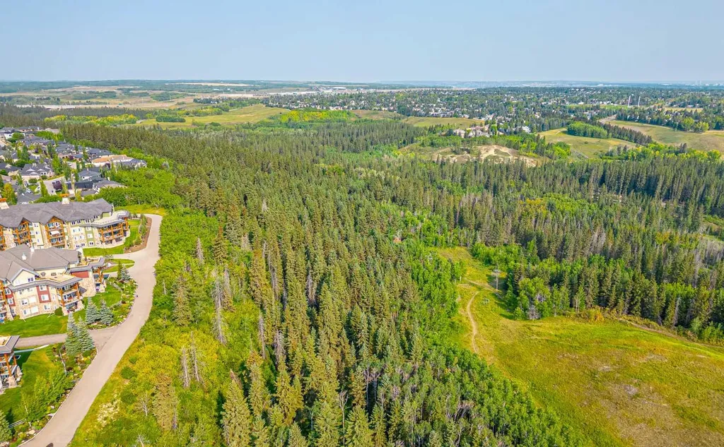 77 Everbrook Drive SW Calgary AB T2Y 0A4