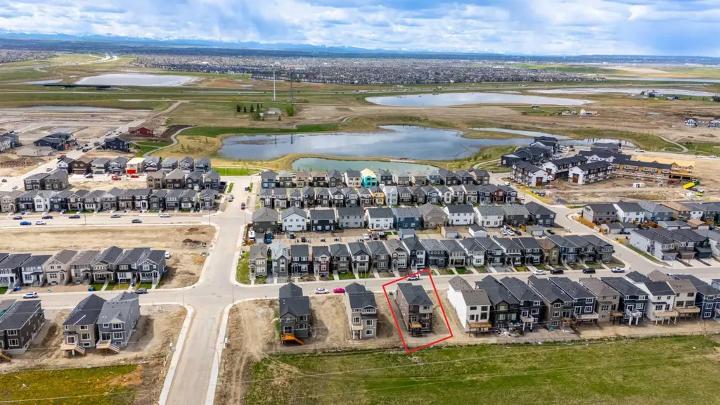418 Hotchkiss Manor SE Calgary AB T3S0J9