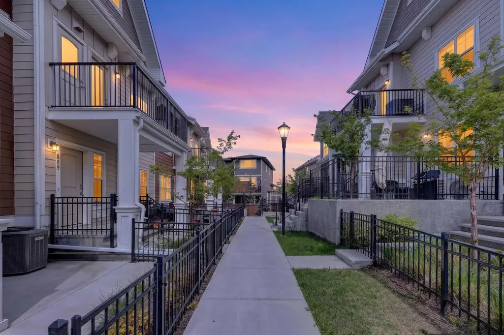 814 Cranbrook Walk SE Calgary AB T3M 2V5