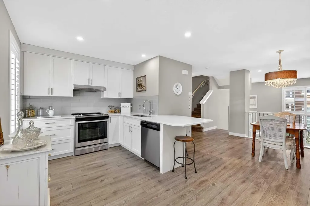 814 Cranbrook Walk SE Calgary AB T3M 2V5