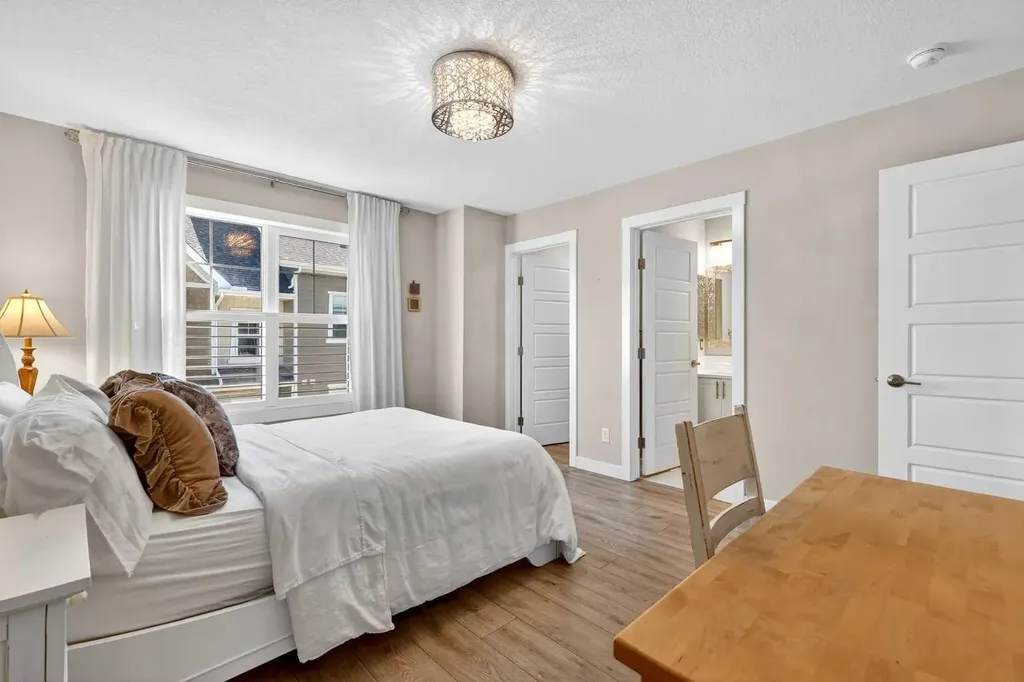 814 Cranbrook Walk SE Calgary AB T3M 2V5