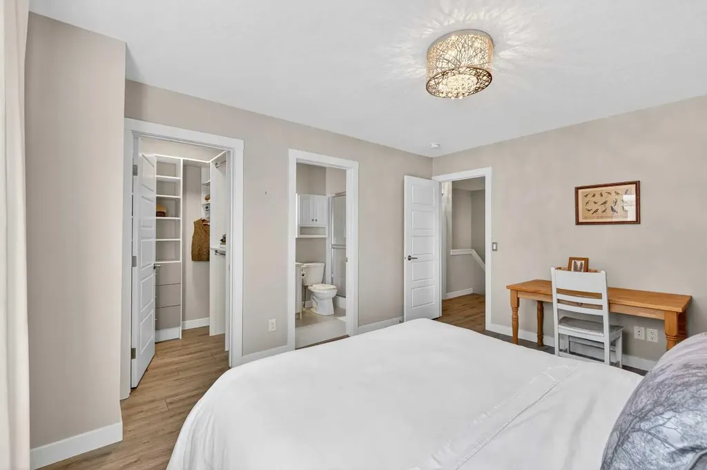 814 Cranbrook Walk SE Calgary AB T3M 2V5