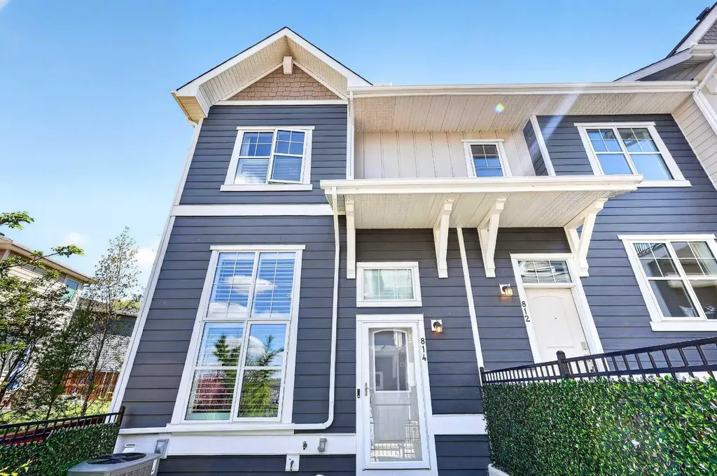 814 Cranbrook Walk SE Calgary AB T3M 2V5