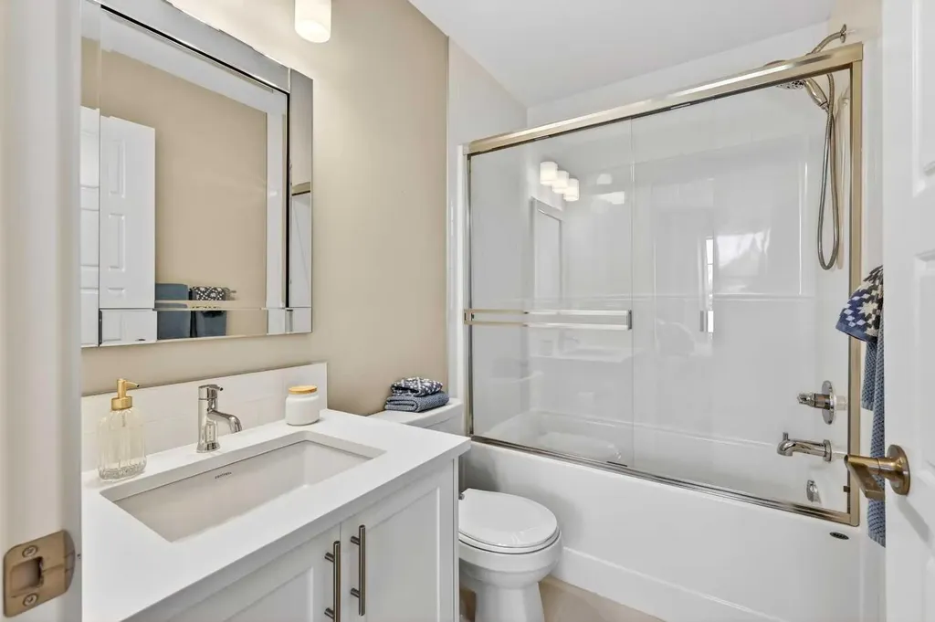 814 Cranbrook Walk SE Calgary AB T3M 2V5