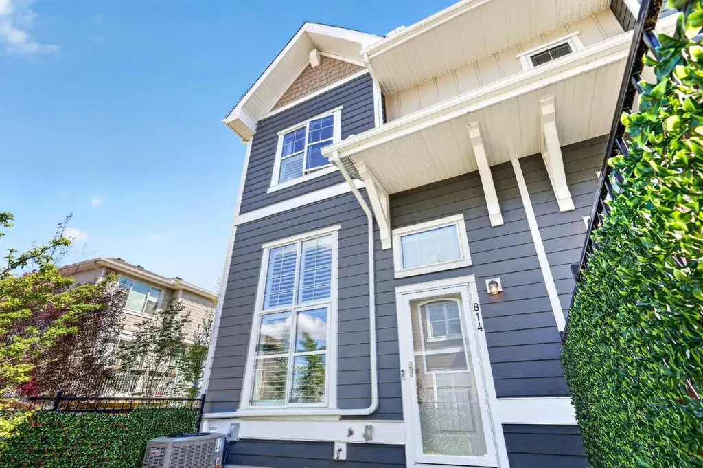 814 Cranbrook Walk SE Calgary AB T3M 2V5
