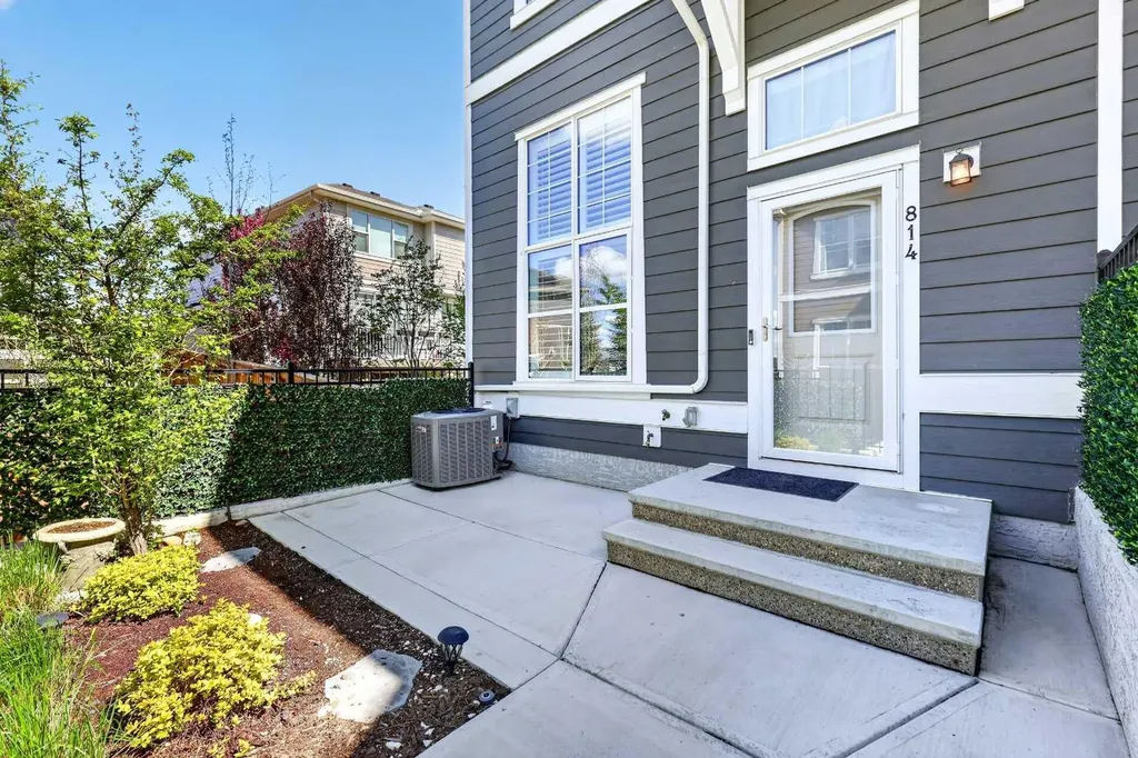 814 Cranbrook Walk SE Calgary AB T3M 2V5