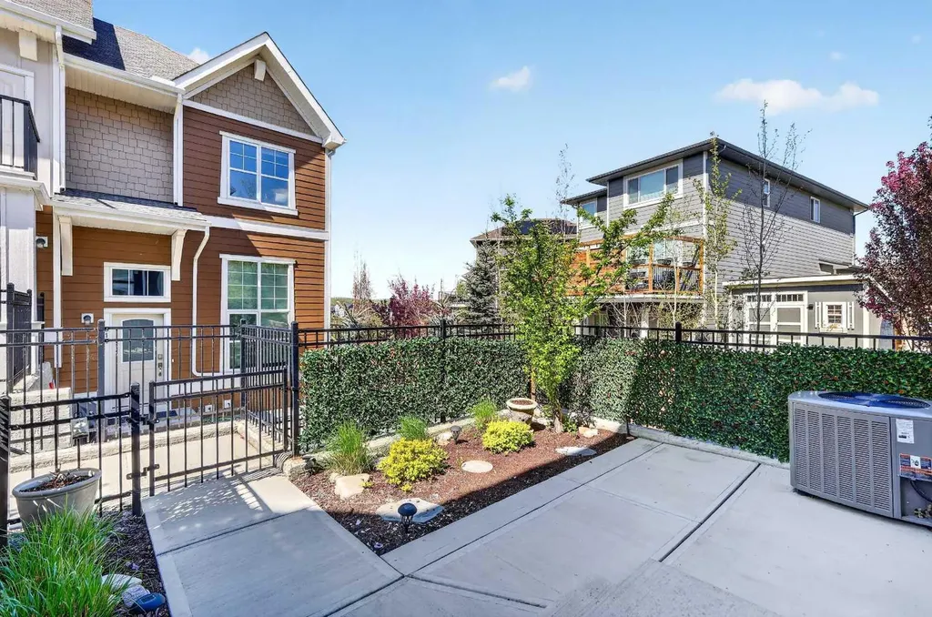 814 Cranbrook Walk SE Calgary AB T3M 2V5