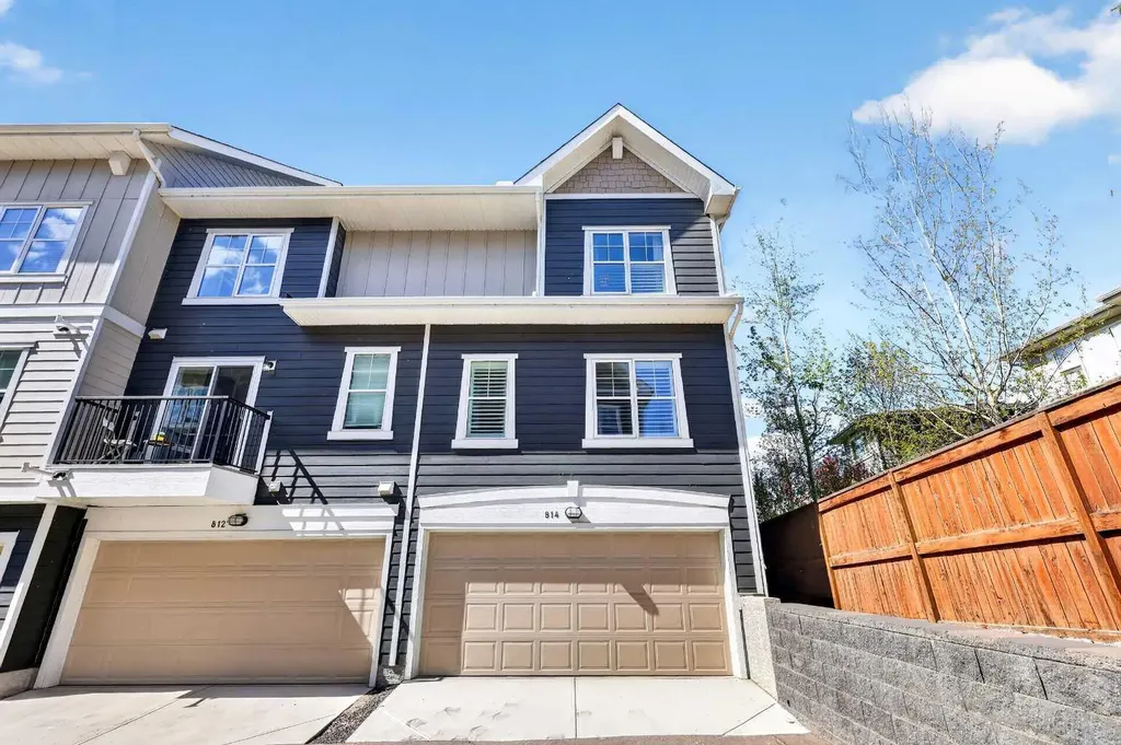 814 Cranbrook Walk SE Calgary AB T3M 2V5