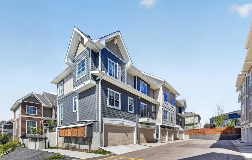 814 Cranbrook Walk SE Calgary AB T3M 2V5