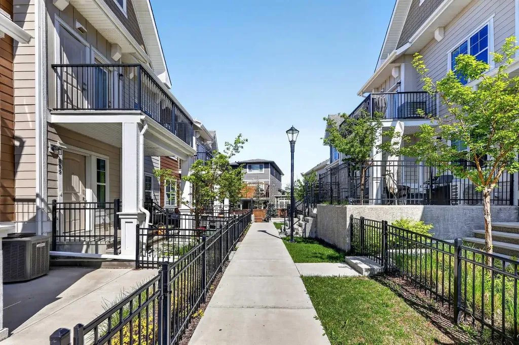 814 Cranbrook Walk SE Calgary AB T3M 2V5