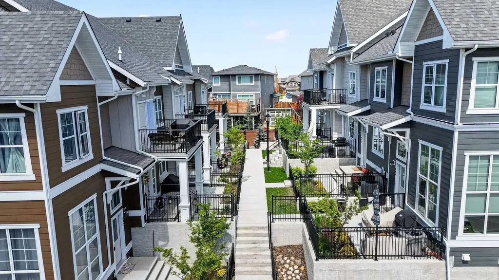 814 Cranbrook Walk SE Calgary AB T3M 2V5