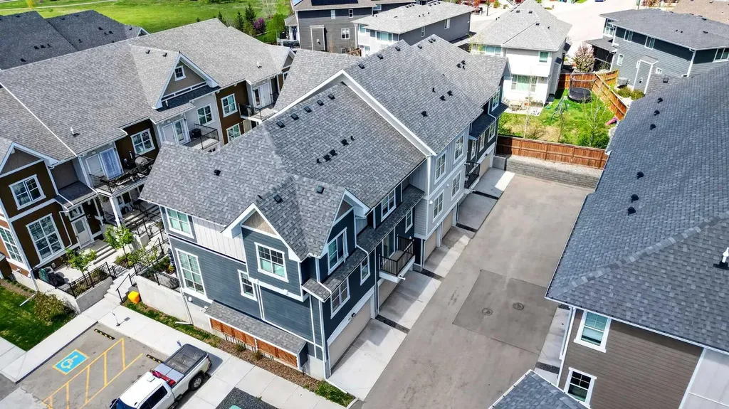 814 Cranbrook Walk SE Calgary AB T3M 2V5