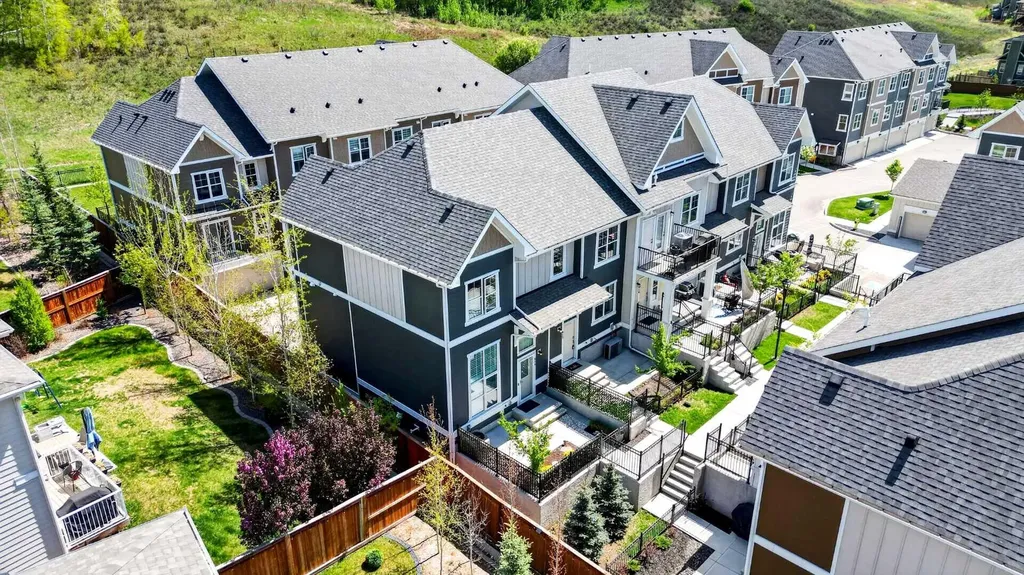814 Cranbrook Walk SE Calgary AB T3M 2V5