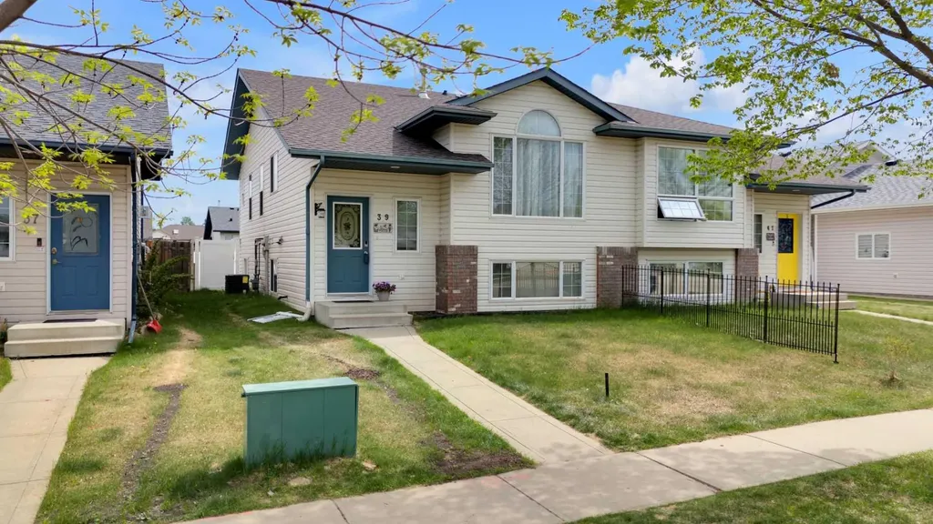 39 Old Boomer Road Sylvan Lake AB T4S1Z1