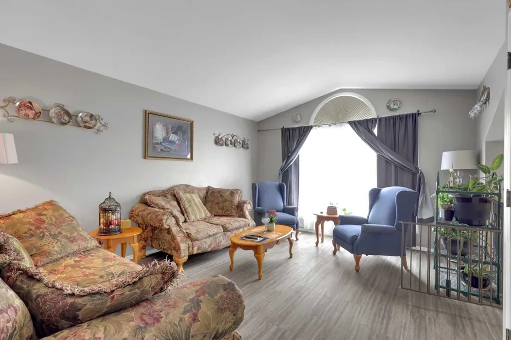 39 Old Boomer Road Sylvan Lake AB T4S1Z1