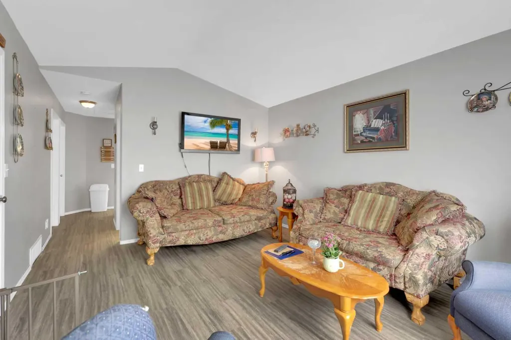 39 Old Boomer Road Sylvan Lake AB T4S1Z1