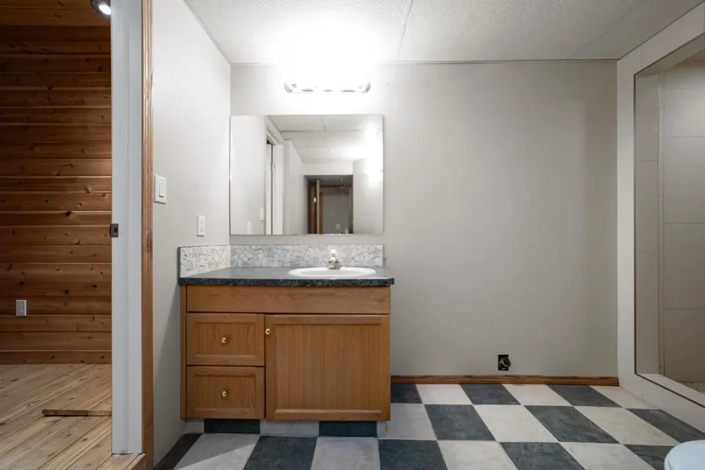 6121 39 Avenue Camrose AB T4V3A9