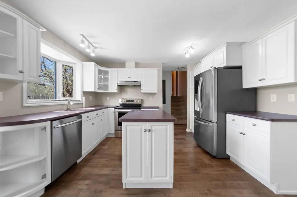 6121 39 Avenue Camrose AB T4V3A9