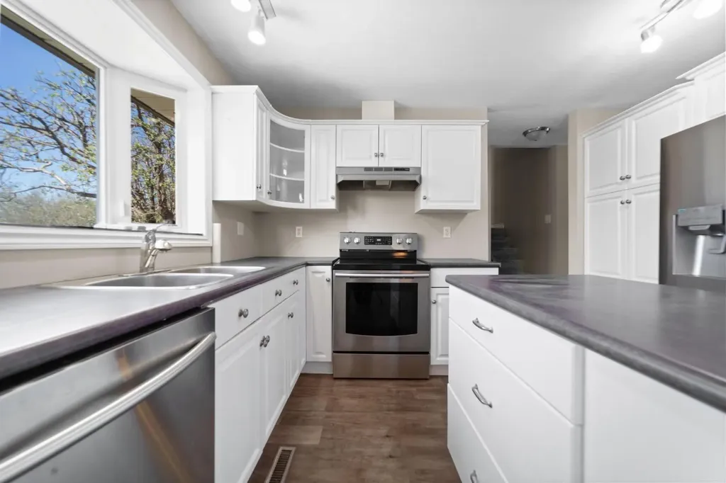 6121 39 Avenue Camrose AB T4V3A9