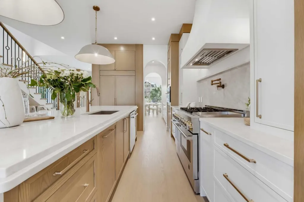 2032 52 Avenue SW Calgary AB T3E 1K1